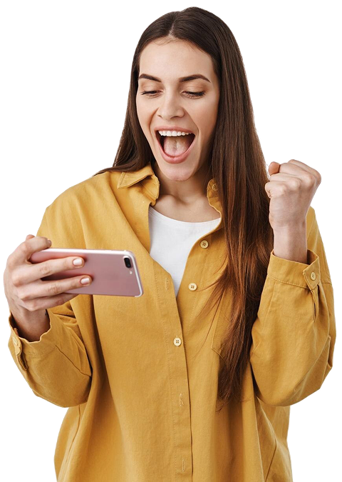 Mujer feliz usando celular